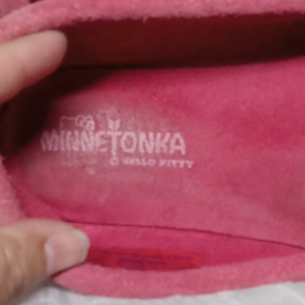 Hello kitty girls pink Minnetonka mocassins size 4